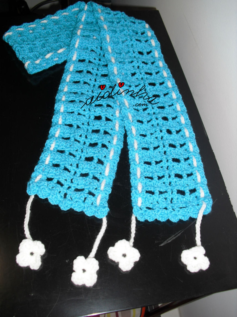 Cachecol infantil, em crochet, turquesa com flores brancas