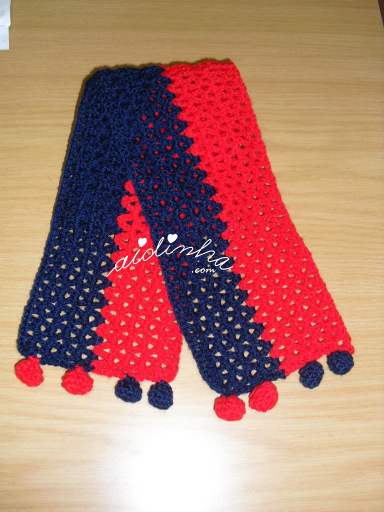 Cachecol infantil, em crochet, vermelho e azul com berloques