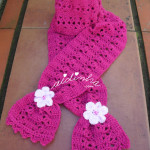 Cachecol infantil, em crochet, rosa choc com flores rosa claro