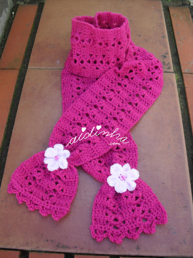 Cachecol infantil, em crochet, rosa choc com flores rosa claro