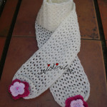Cachecol infantil, em crochet, branco com flores nas pontas