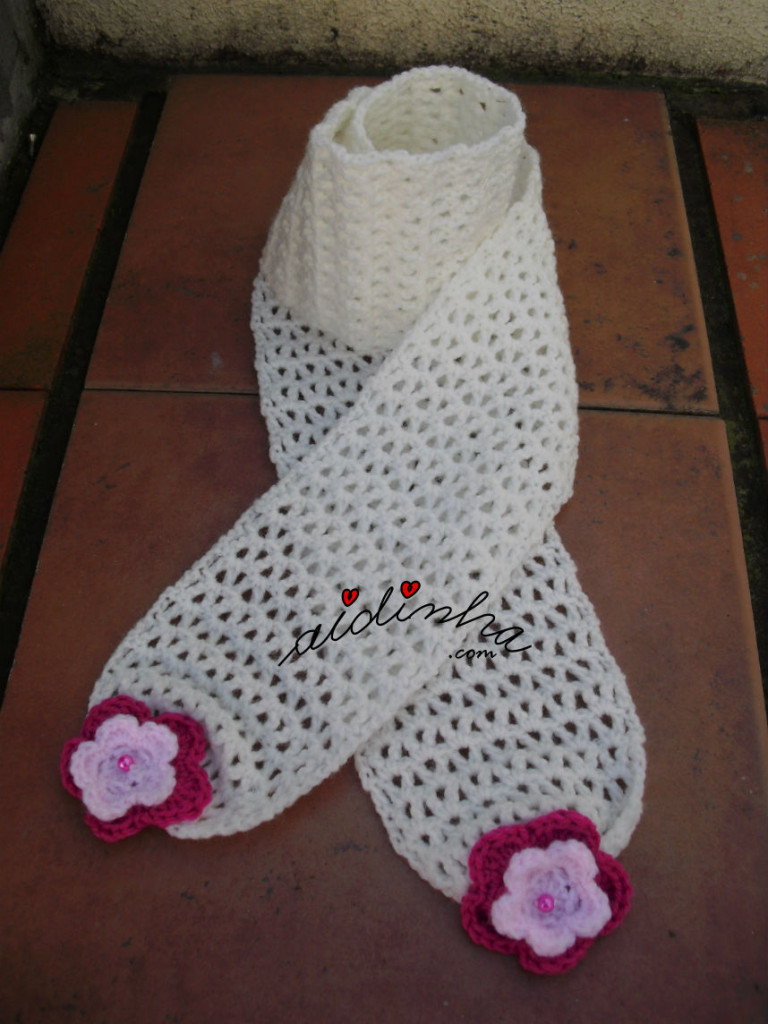 Cachecol, infantil, em crochet, branco com flores nas pontas