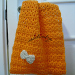 Gola infantil, em crochet, na cor laranja com lacinho