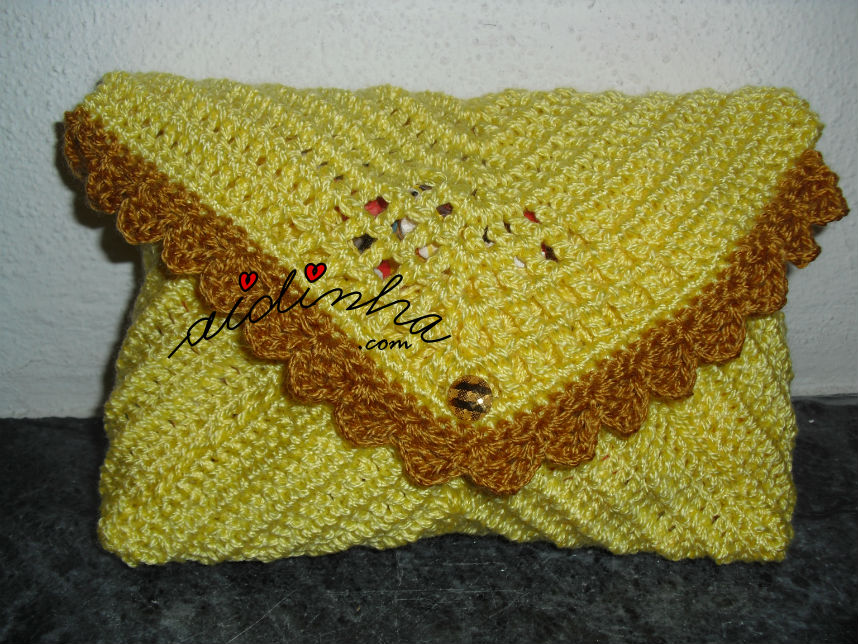 Bolsa, em crochet, tipo envelope, amarela