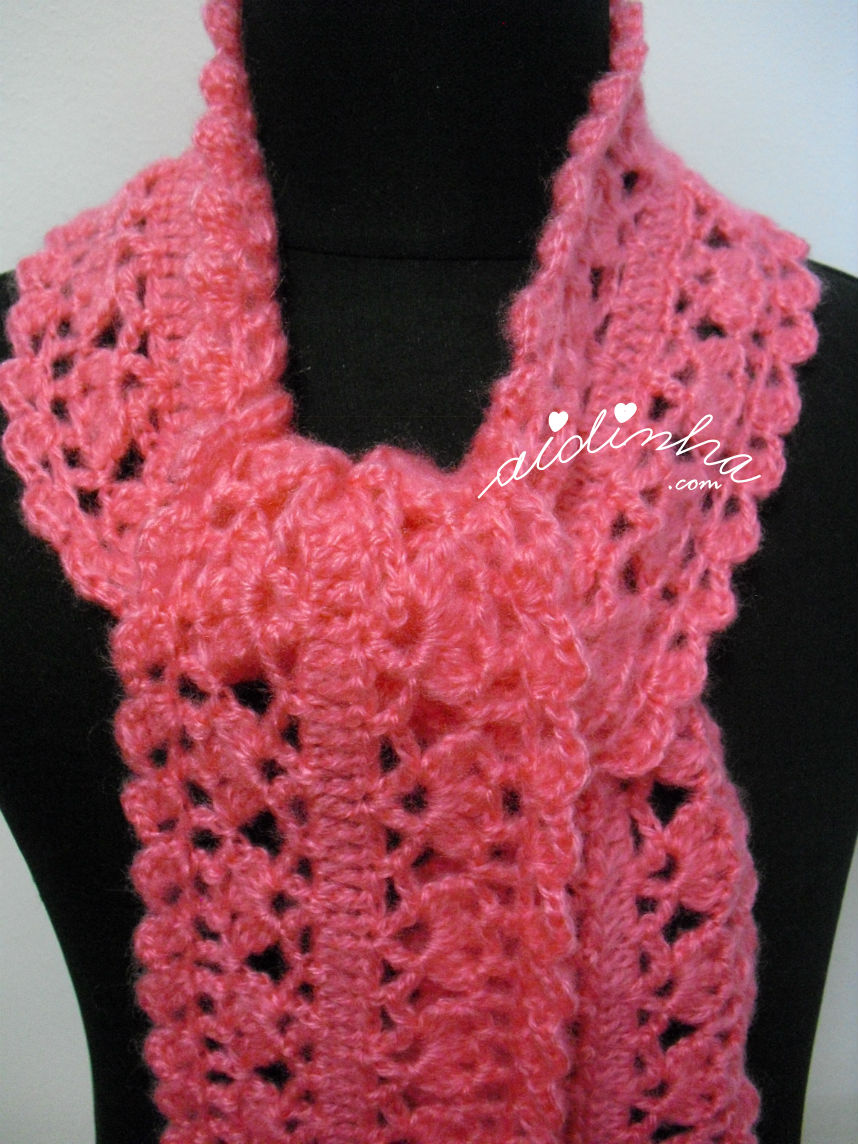 Pormenor do nó do cachecol, em crochet, rosa