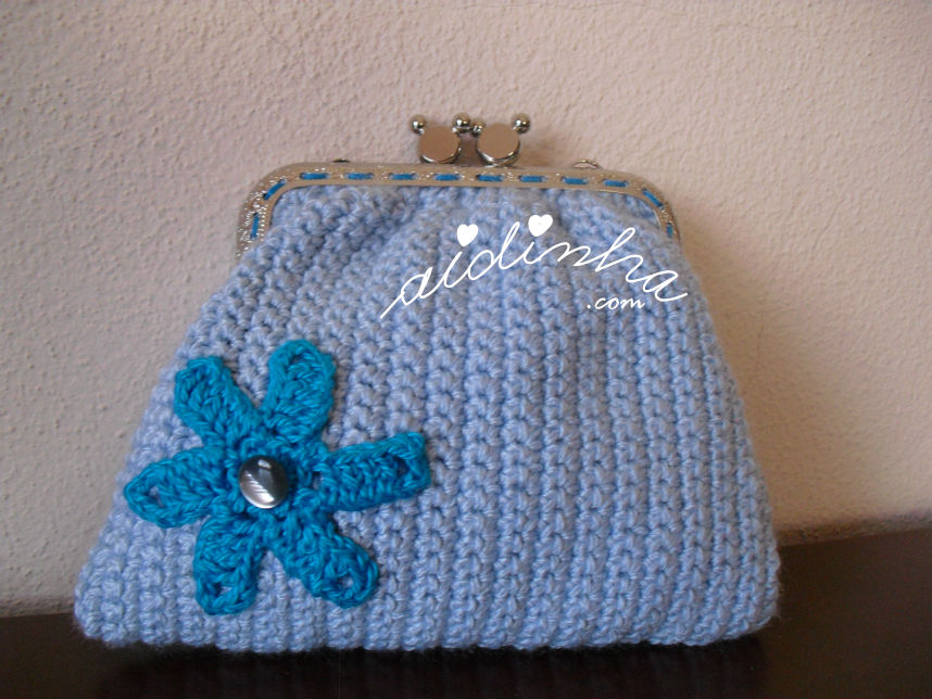 Bolsa em crochet, azul clara com flor azul turquesa