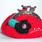 Bolsa em crochet, redonda, vermelha com flor