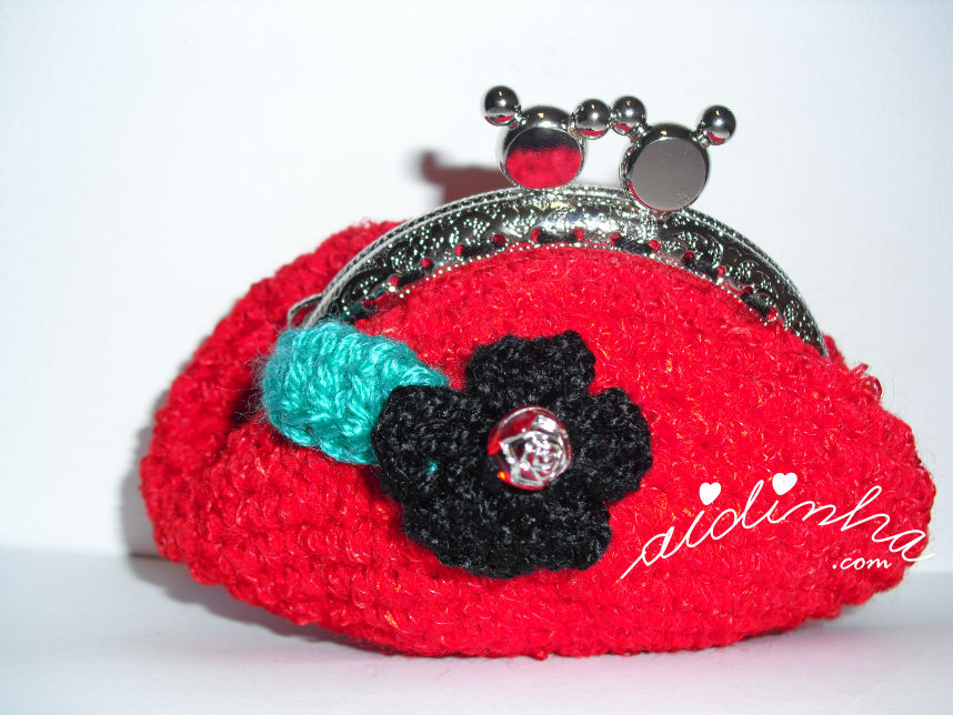 Bolsa em crochet, redonda, vermelha com flor