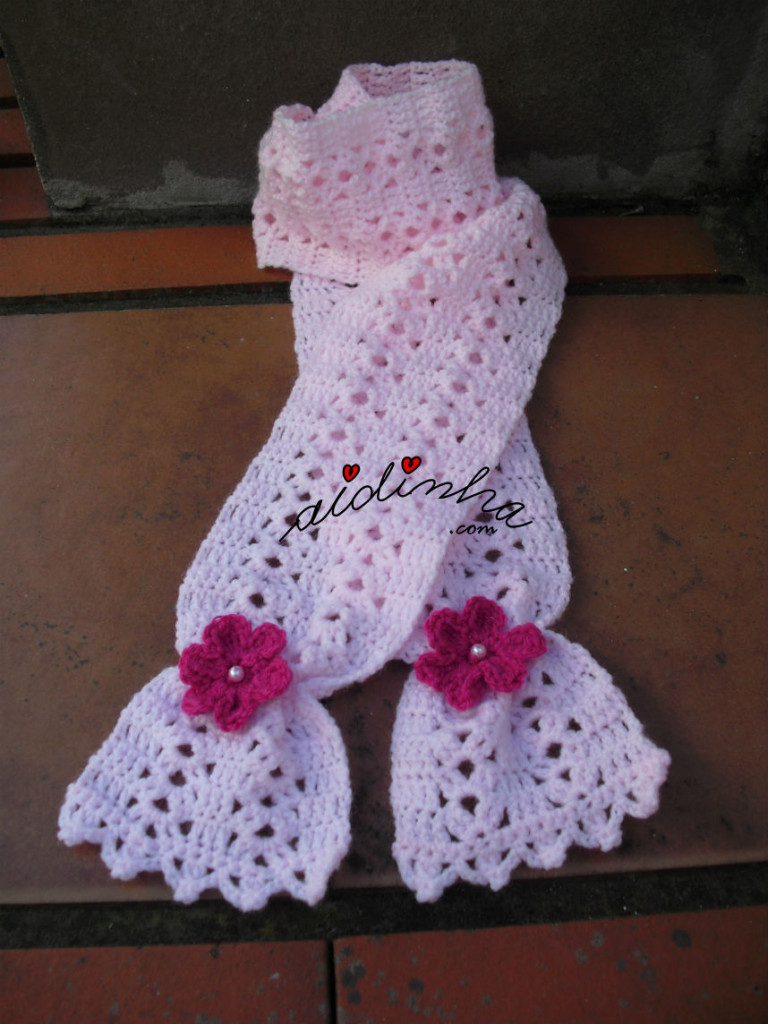 Cachecol infantil, em crochet, rosa claro com flores rosa choc