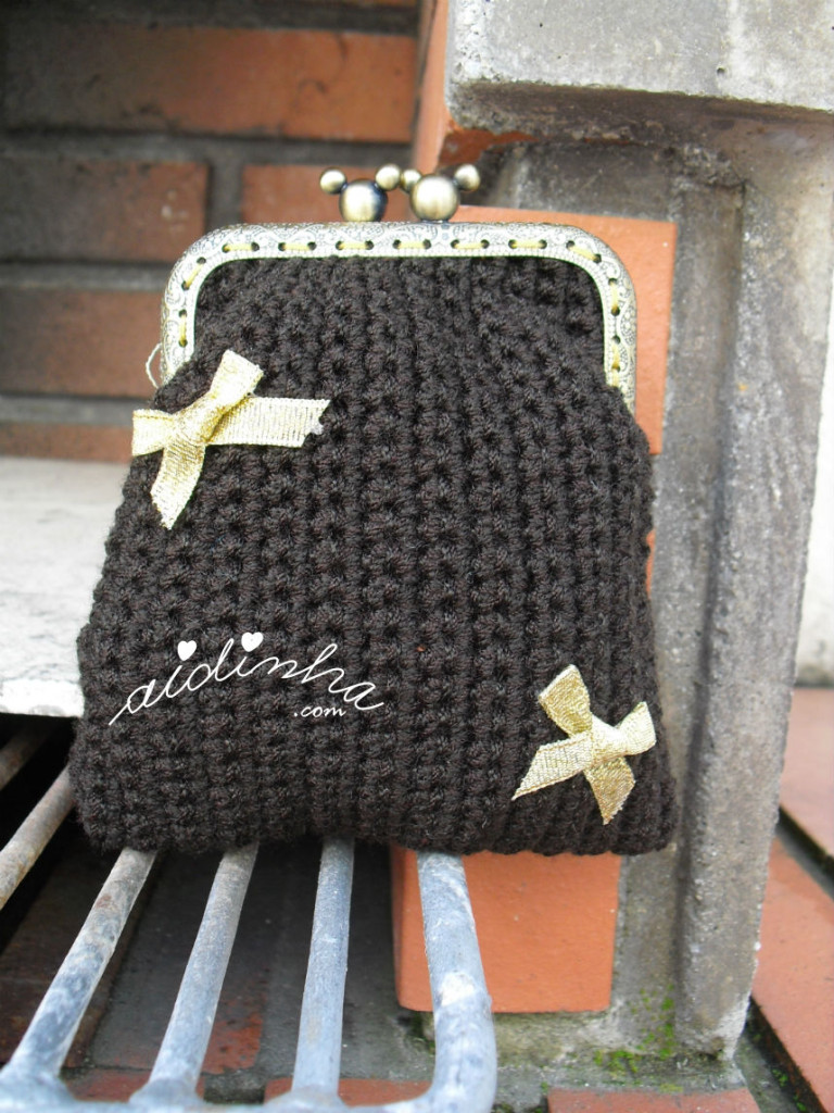 Bolsa, em crochet, castanha com lacinhos dourados