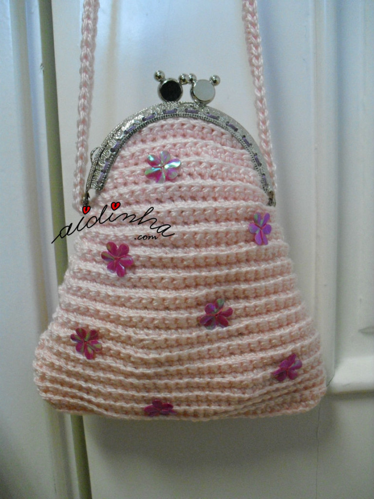 Bolsa infantil, em crochet, rosa claro com florinhas