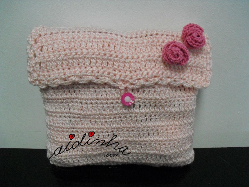 Bolsa, em crochet, rosa claro com rosas