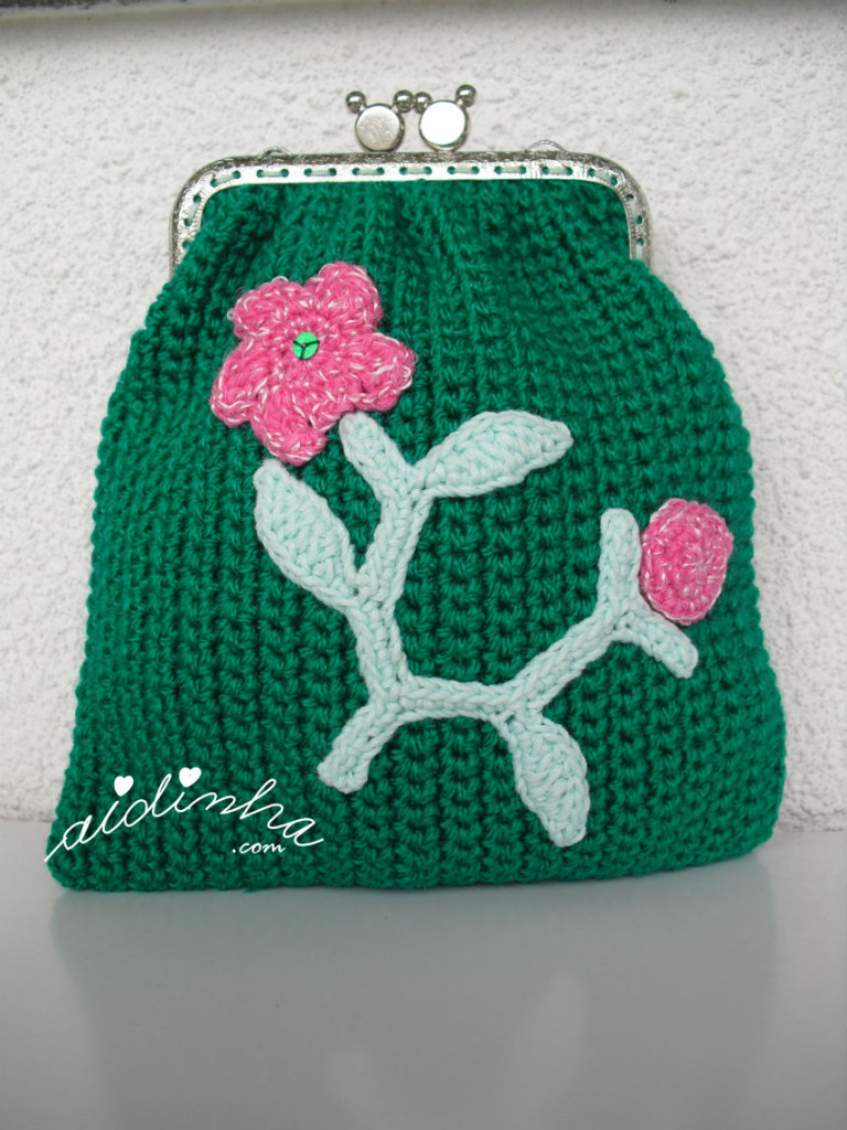 Bolsa, em crochet, verde escura com ramo em crochet