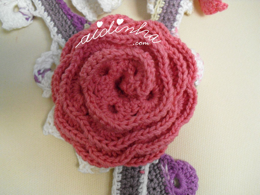 Imagem da for enrolada, rosa choc, do cachecolar de crochet