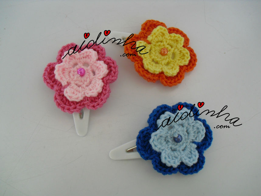 Conjunto de ganchos para cabelo ou tic-tacs, em crochet, com flor