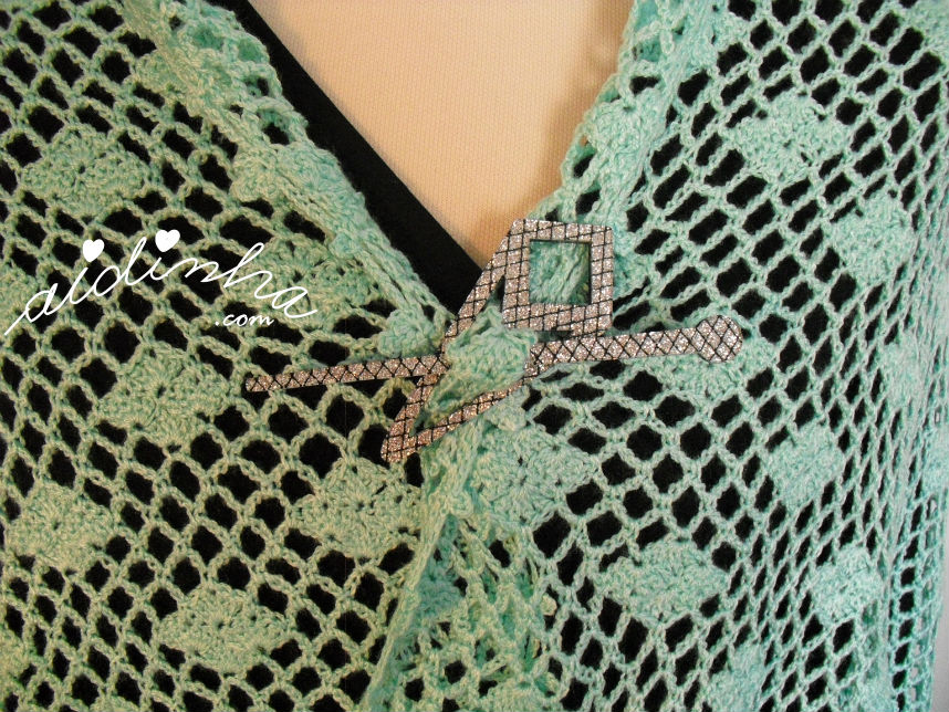 Pormenor do alfinete da estola de crochet, verde água