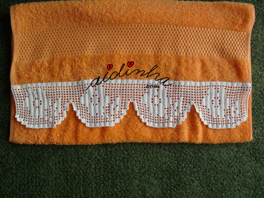 Toalha maior, laranja, com renda de crochet na ponta