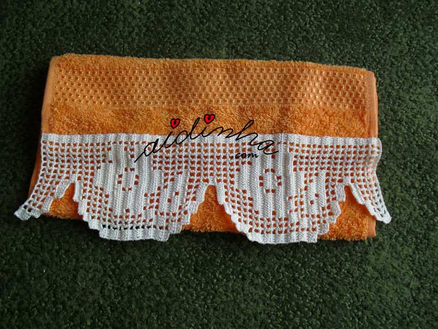 Toalha banho mais pequena, laranja, com renda de crochet na ponta