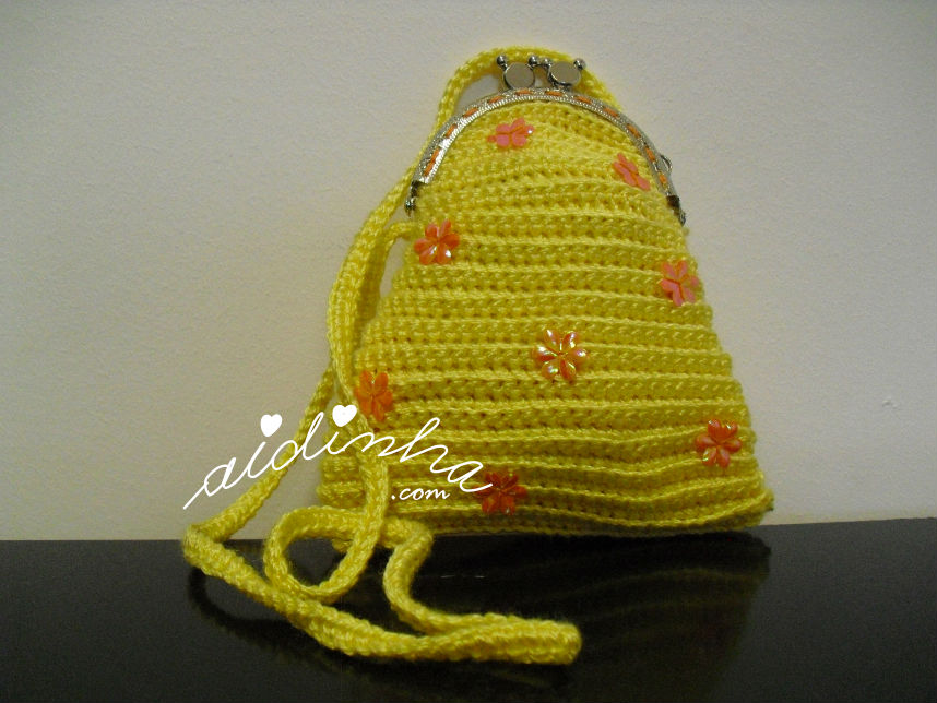 Bolsa infantil, em crochet, amarela com florinhas laranja