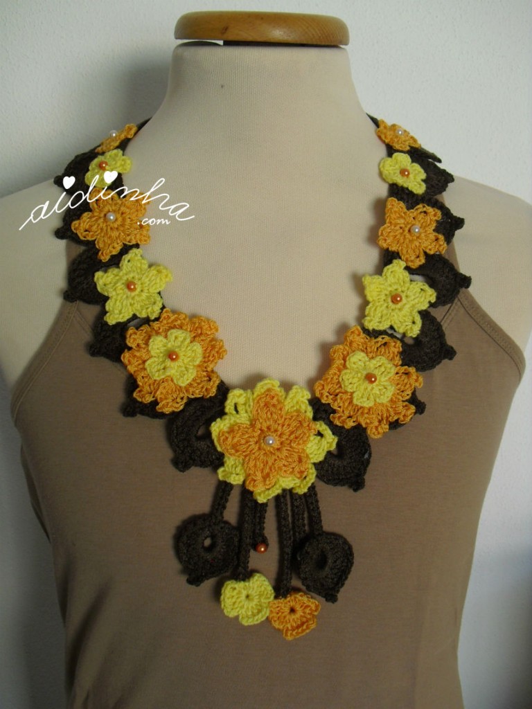 Colar, em crochet, com flores amarelas e laranja