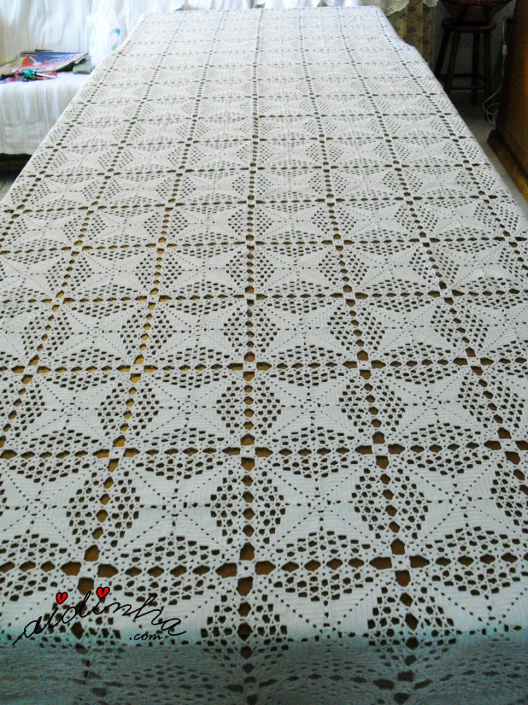 Toalha de mesa com quadrados de crochet