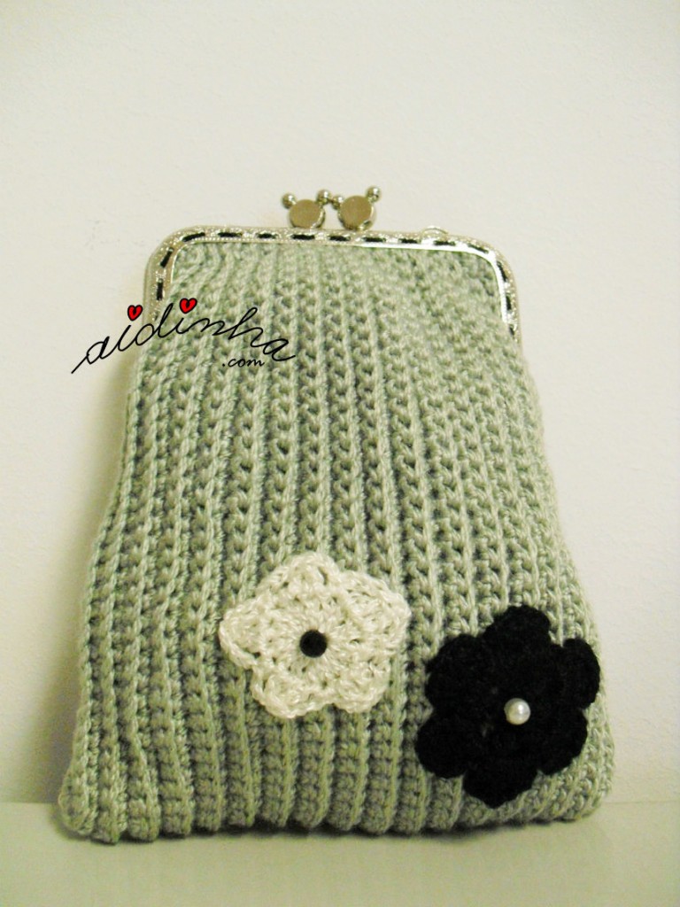 Bolsa em crochet, na cor cinza, com flores