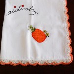 Toalhinha de mesa, com picô de crochet creme e laranja