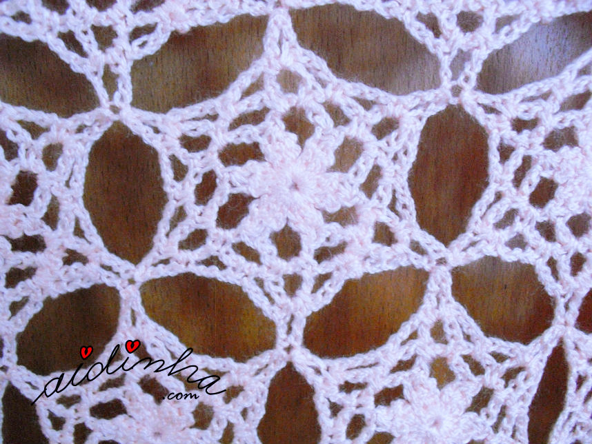 Foto de uma das rosetas de crochet, da estola salmão