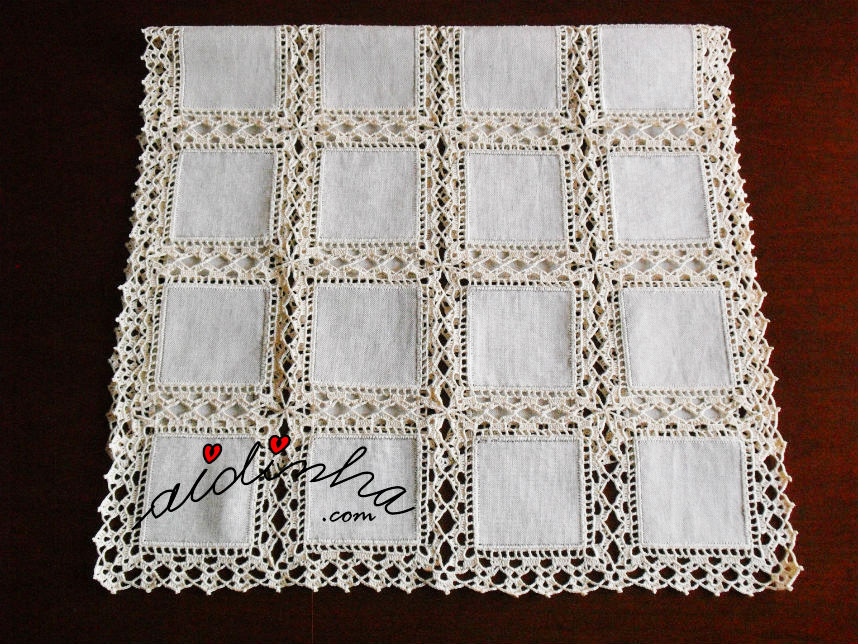 Outra imagem do naperon/caminho mesa com quadrados de linho e crochet