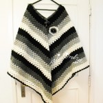 Poncho em crochet, com quatro cores