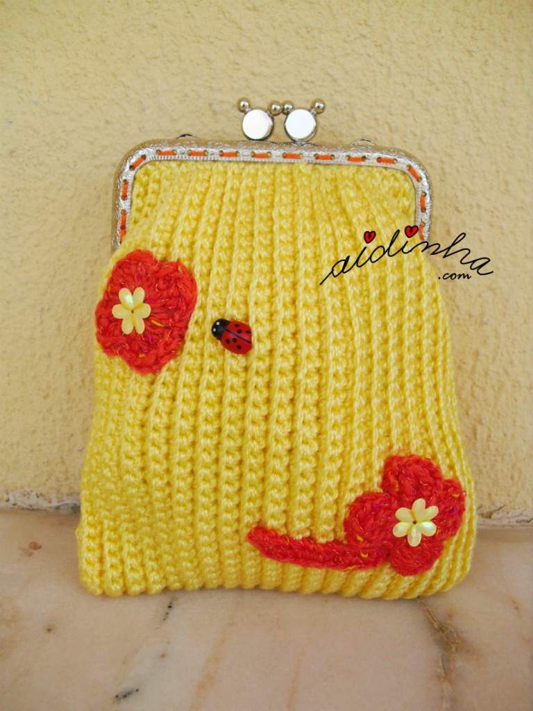 Bolsa em crochet, amarela com flores e joaninha