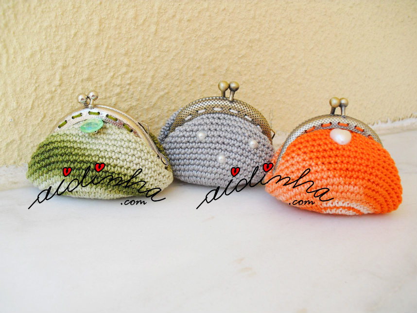 Conjunto de três bolsas, em crochet, nas cores verde, cinza e laranja