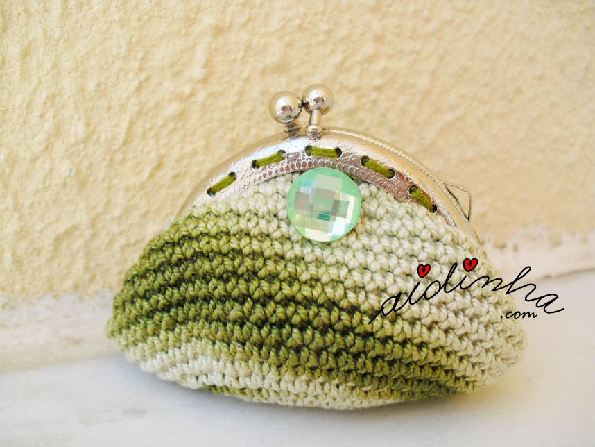 Bolsa, em crochet, verde mesclada com botão