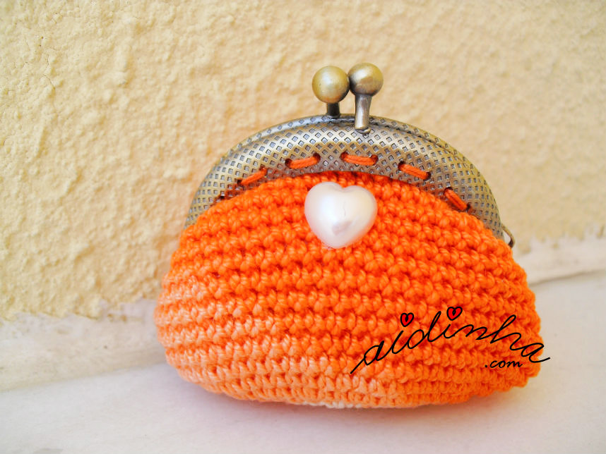 Bolsa laranja, de crochet, com coração