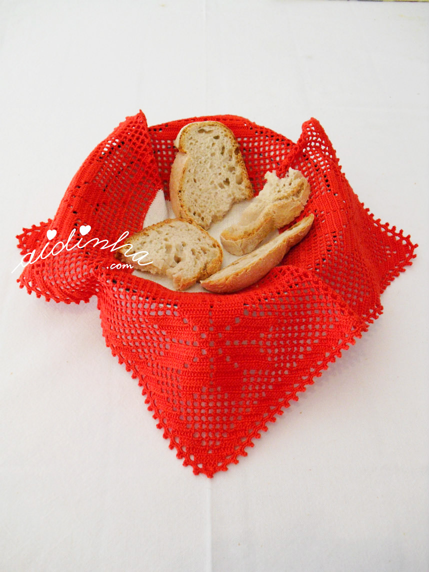 Foto do pano colocado dentro do cesto do pão