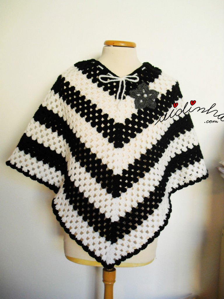 Poncho, em crochet, em preto e branco