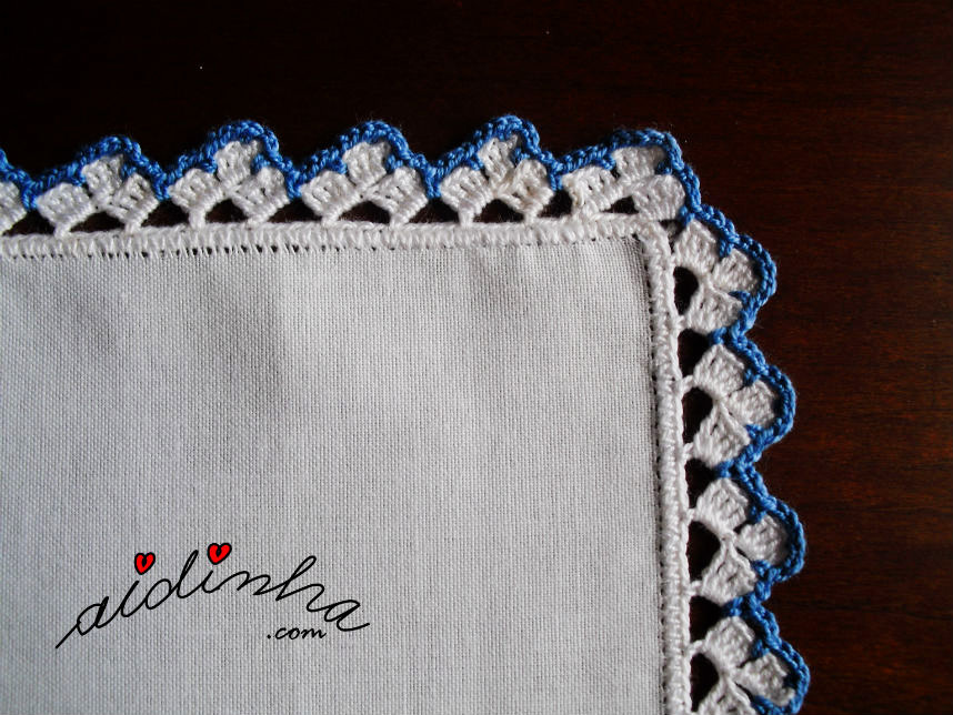 Imagem do canto do picô de crochet, azul e branco, do individual
