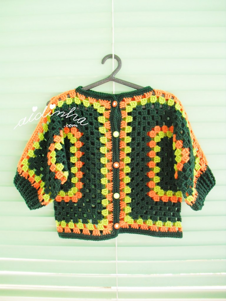 Casaco de crochet, para menina, nas cores verde e laranja