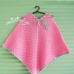 Poncho infantil, de crochet, em rosa e cinza