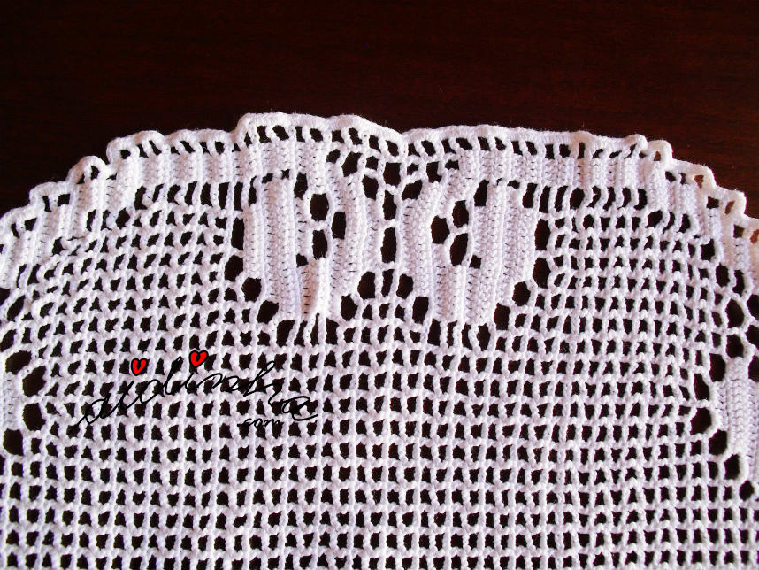 Foto de um dos lados do naperon de crochet branco