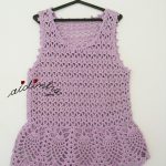 Vestido infantil de crochet, na cor lilás