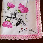 Toalha de mesa com picô de crochet, em rosa e creme