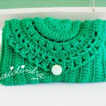 Bolsa verde, em crochet, com botão