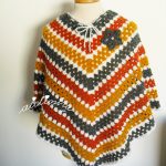 Poncho em crochet, com quatro cores
