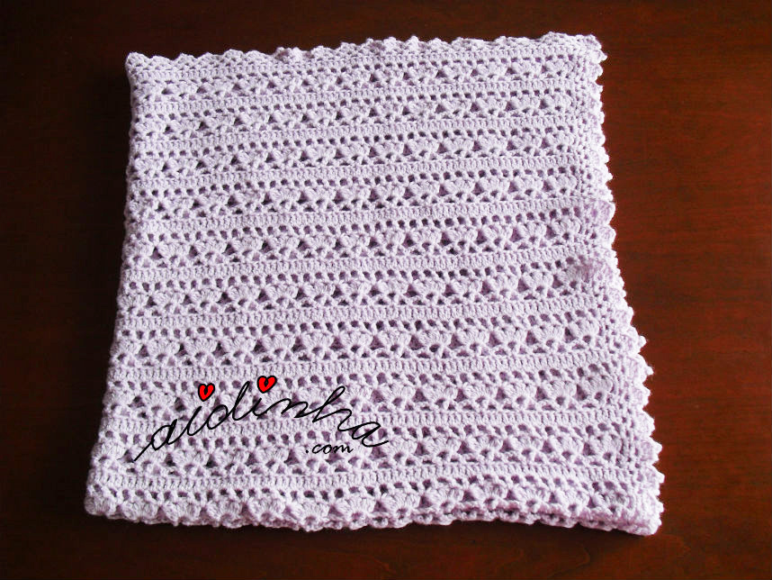 Manta de bebé, em crochet, na cor lilás