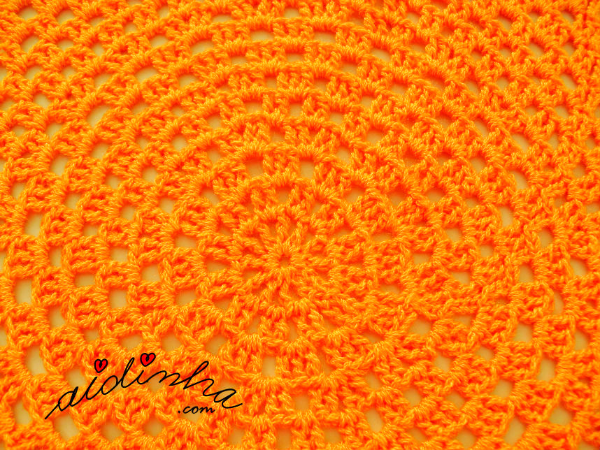 Foto do centro do individual de crochet laranja