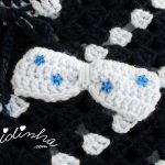 Poncho infantil, de crochet, em dois tons de azul e franja de pufs
