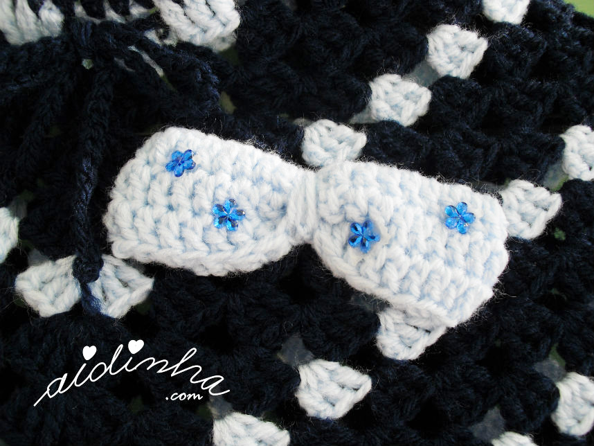 Foto do laço do poncho infantil de crochet