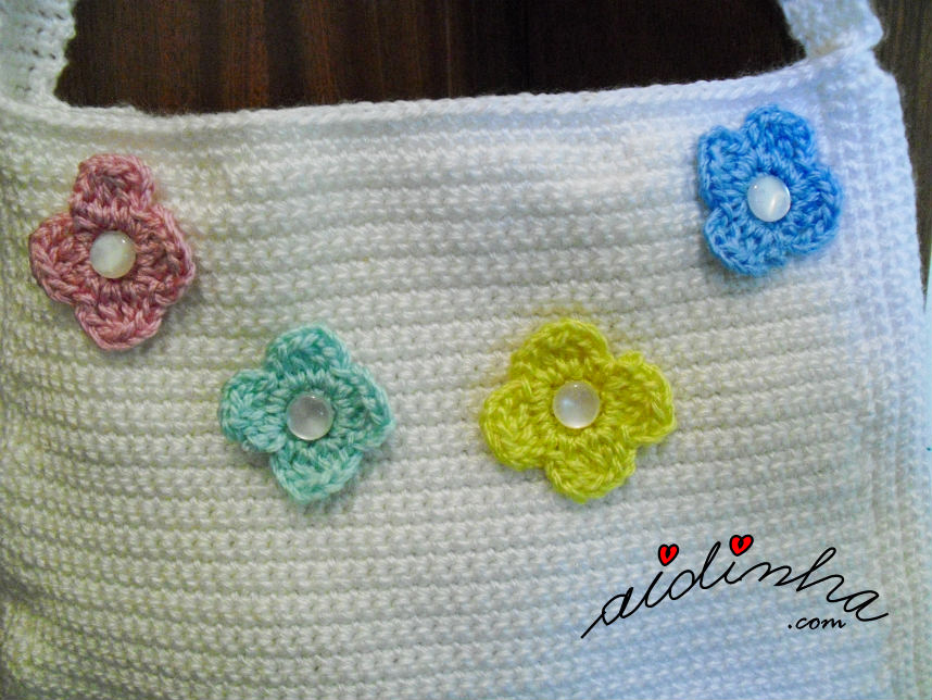 Foto das florinhas de crochet que enfeitam a bolsa de crochet pérola