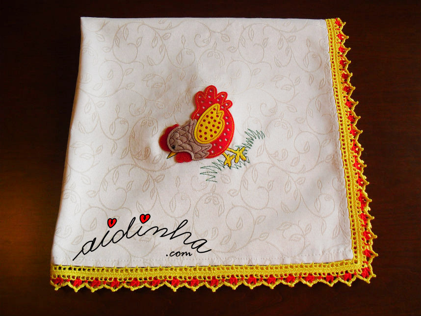 Toalha de mesa com crochet e galinhas